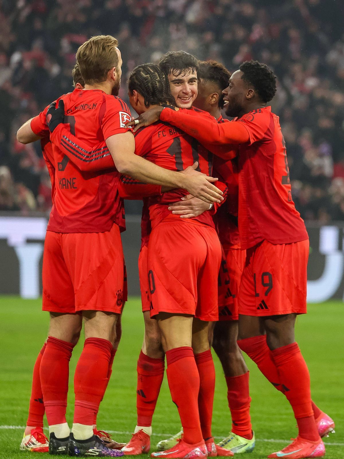 Torjubel zum Tor zum 1:0 durch Leroy Sane (FC Bayern Muenchen, 10), mit Harry Kane (FC Bayern Muenchen, 09) und Alphonso Davies (FC Bayern Muenchen, 19), mit Aleksandar Pavlovic (FC Bayern Muenchen...