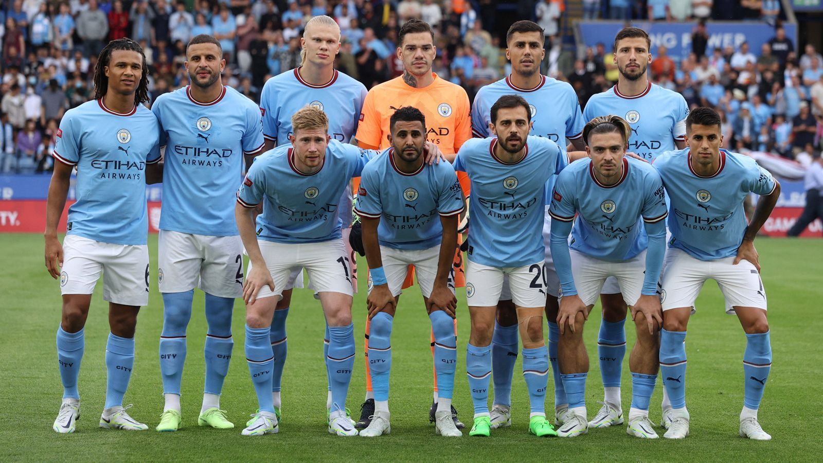 
                <strong>Der amtierende Meister: Manchester City</strong><br>
                Die Vorbereitung der "Citizens" lief ordentlich. Zwei Siege - darunter einer gegen den FC Bayern - stehen zu Buche. Beim Community Shield gegen Liverpool hatte die Truppe von Pep Guardiola allerdings das Nachsehen gegenüber dem FA-Cup-Sieger und unterlag mit 1:3. Neuzugang Erling Haaland spielte dabei keine besonders große Rolle, aber die "Skyblues" werden dem Norweger Zeit geben, in der Premier League anzukommen. Zum Auftakt geht es für City am Sonntag (17:30 Uhr) zu West Ham United.
              