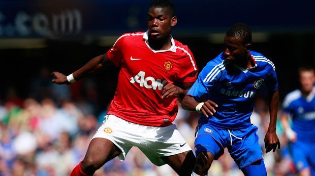 
                <strong>Paul Pogba spielt noch bei Manchester United</strong><br>
                Auch Paul Pogba, heute der teuerste Kicker der Fußballgeschichte, war 2010 noch recht unbekannt. Der Franzose spielte damals schon bei Manchester United, und zwar in der U18. 2012 folgte der Wechsel zu Juventus, bevor er im vergangenen Sommer für die Rekordablöse von 105 Millionen Euro zu den "Red Devils" zurückkehrte.
              