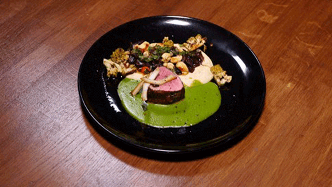 Hirschentrecôte, Selleriepüree, Romanesco süss-sauer mit einer Spirulina-Spinat-Sauce