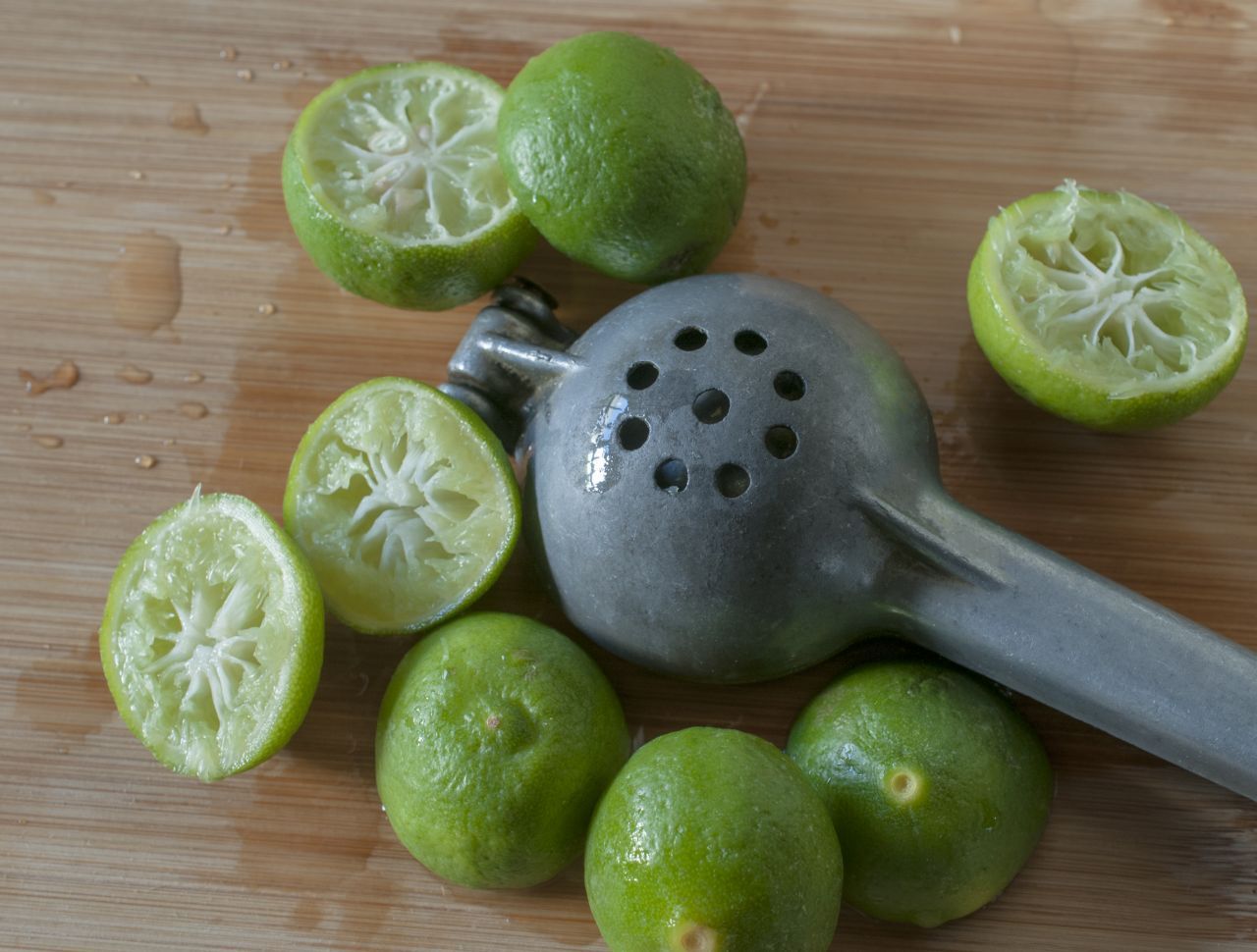 Statt Klarspüler: Ausgepresste Limetten oder Zitronen kannst du in den Spülmaschinenkorb legen. Dein Geschirr glänzt und duftet noch dazu frisch und natürlich. 