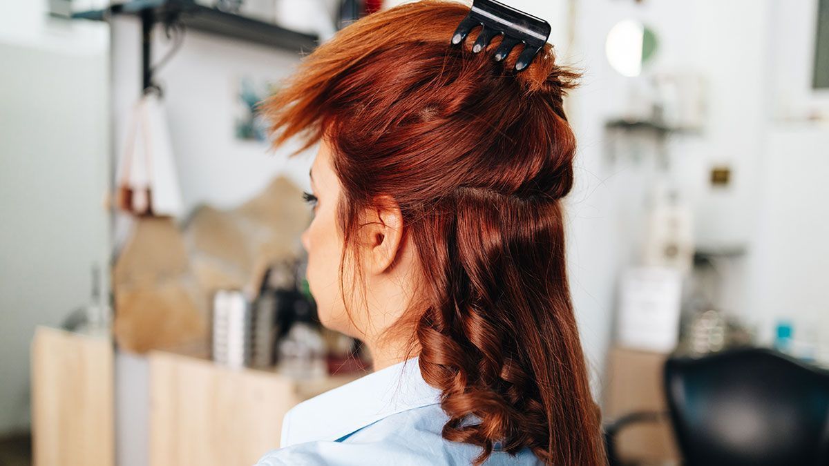 Wasserstoffperoxid gepaart mit einer Färbepaste – und fertig ist die temporäre Haarfarbe. Ganz so einfach ist es natürlich nicht: Hier findet ihr alles zum Thema Haare färben.