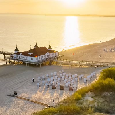 Luftbild Ahlbecker Strand mit Seebrücke und Promenade