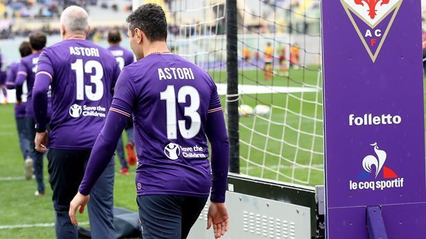 
                <strong>Verabschiedung vom verstorbenen Ex-Kapitän Astori in Florenz</strong><br>
                Alles zu Ehren Astoris! Vor dem Anpfiff begeben sich Mitspieler und Betreuerstab gemeinsam auf den Rasen, um ihrem früheren Kapitän zu gedenken. Alle Beteiligten tragen Astoris Trikot mit dessen früherer Nummer 13. Diese wird künftig nicht mehr vergeben, das gab der Serie-A-Klub kurz nach dem Tod Astoris bekannt.
              