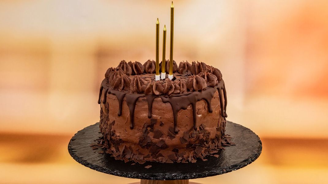 Schoko-Biskuit mit Kaffee-Kirsch-Tränke, Tonka-Sahnecreme, beschwipsten Kirschen und Schoko-Sahnecreme