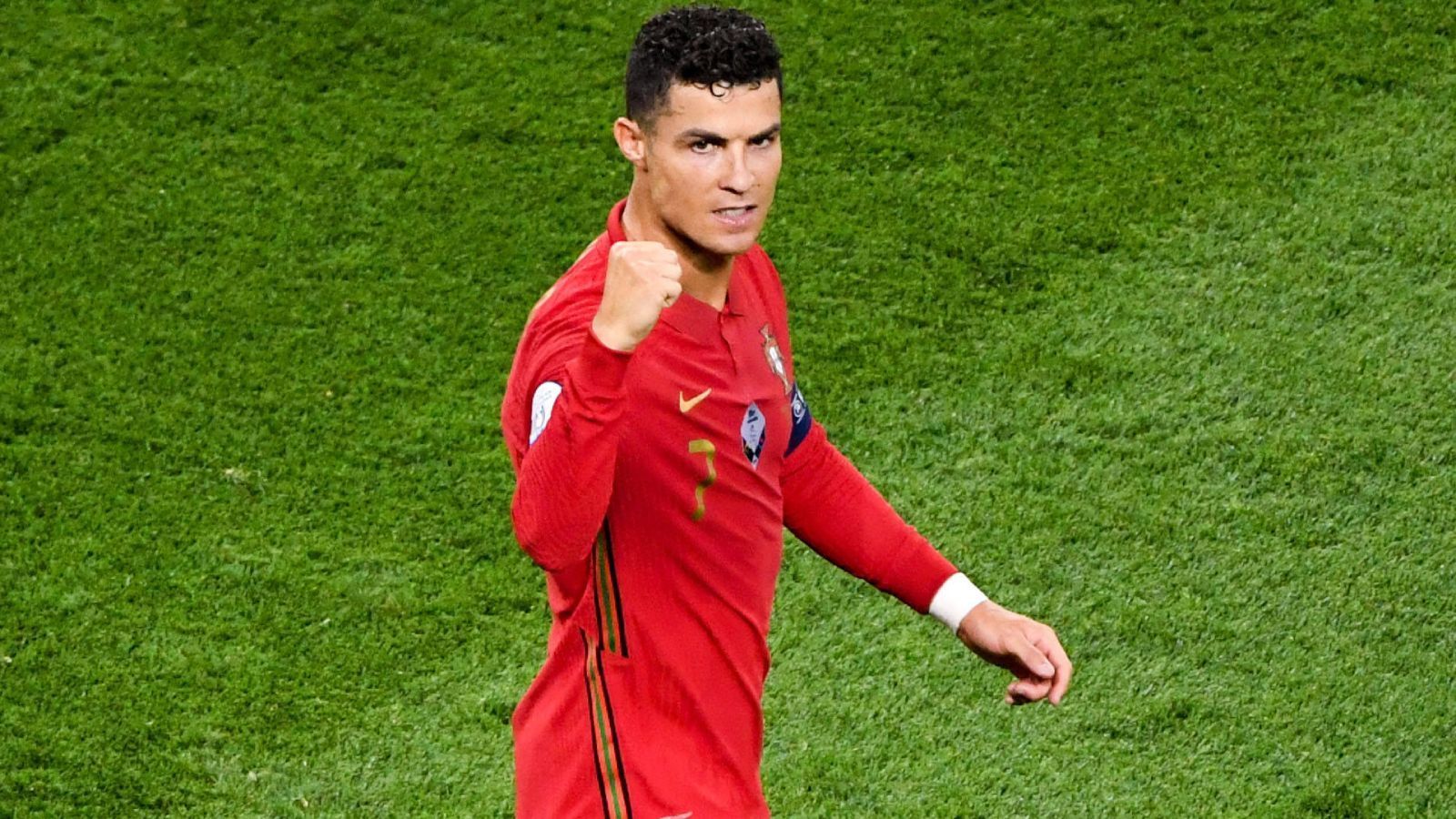 
                <strong>Angriff: Cristiano Ronaldo (Portugal)</strong><br>
                Ist irgendjemand noch überrascht von den Leistungen von Cristiano Ronaldo? Wir sind es jedenfalls nicht. Mit fünf Treffern ist der Portugiese Top-Torschütze des Turniers. Davon waren drei Elfmeter, aber danach fragt später keiner mehr. Der Europameister kann es seinem Superstar verdanken, dass er in der nächsten Runde steht.
              