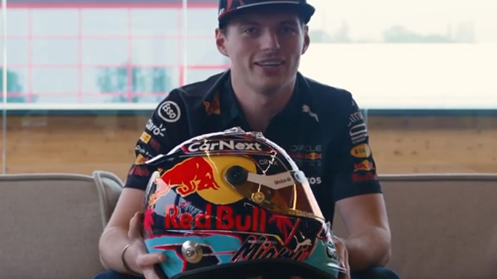 
                <strong>Max Verstappen</strong><br>
                Titelverteidiger Max Verstappen von Red Bull hat ebenfalls ein passendes Motiv und äußert sich dazu per instagram...
              
