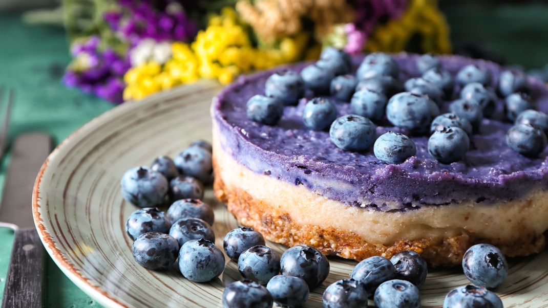 Maximale Erfrischung am Nachmittag gibt's mit diesem Zitronen-Blaubeerkuchen.