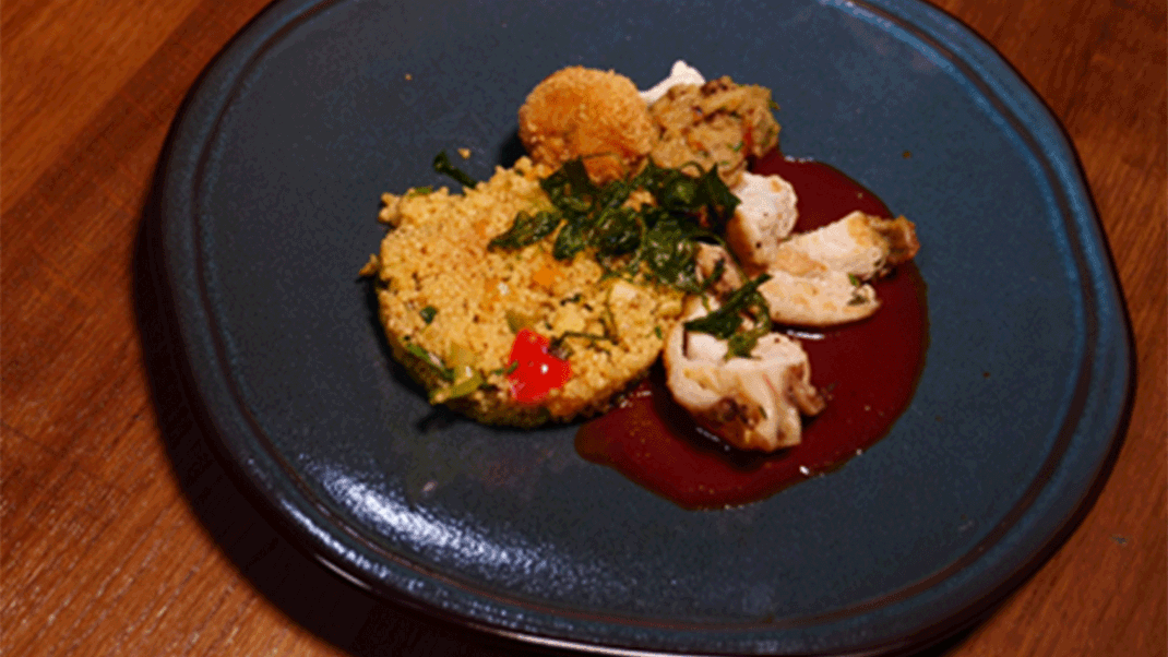 Bresse Poularden-Brust auf Aceto-Jus, Bresse Poularden-Praline mit Bottarga, Couscous Salat an Blinq Blossom-Vinaigrette