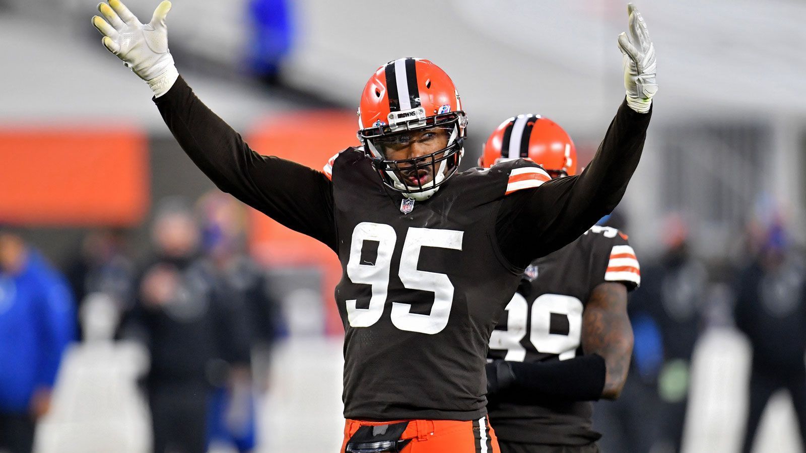 
                <strong>Defensive Player of the Year der ran-Redaktion: Myles Garrett - Cleveland Browns</strong><br>
                Für die Auszeichnung des Defensive Player of the Year rechnete die ran-Redaktion eigentlich mit einem Zweikampf zwischen den beiden Pass Rushern Aaron Donald und Myles Garrett. Wir haben uns für den Defensive End der Cleveland Browns entschieden. Mit neun Sacks führt Garrett die NFL an, auch der unglaubliche Wert von 74 Yards Raumverlust ist Ligaspitze. Ebenfalls beeindruckend: Garretts vier erzwungene Ballverluste und zwei Fumble Recoveries - kaum ein Spieler hat eine ähnliche Statistik vorzuweisen. Drei Jahre nach seinem Draft ist der ehemalige Nummer-eins-Pick in der Elite der NFL angekommen.
              