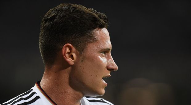 
                <strong>Julian Draxler</strong><br>
                Übertreibt es im Angriff etwas mit den Übersteigern, verliert nach einer halben Stunde den Ball am eigenen Sechzehner, spielt viele unsaubere Pässe, ist oft zweiter Sieger in den Zweikämpfen - in Halbzeit eins läuft nicht viel beim Kapitän. Seine erste richtig gute Aktion hat Draxler nach dem Seitenwechsel, als er mit seinem Pass auf Hector das 3:0 einleitet. Geht zehn Minuten vor Ende vom Platz. ran-Note: 4
              