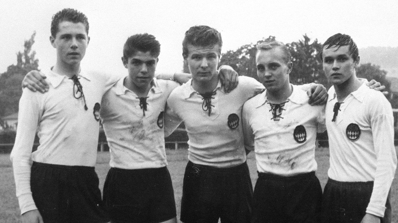 <strong>Die Zukunft im Blick</strong><br>
                Franz Beckenbauer (l.) als Jugendspieler des SC 1906 München. Eine Ohrfeige eines Nachwuchsspielers von 1860 München sorgte dafür, dass Beckenbauer anstatt zu den Löwen zum FC Bayern wechselten. Der Rest ist Geschichte.