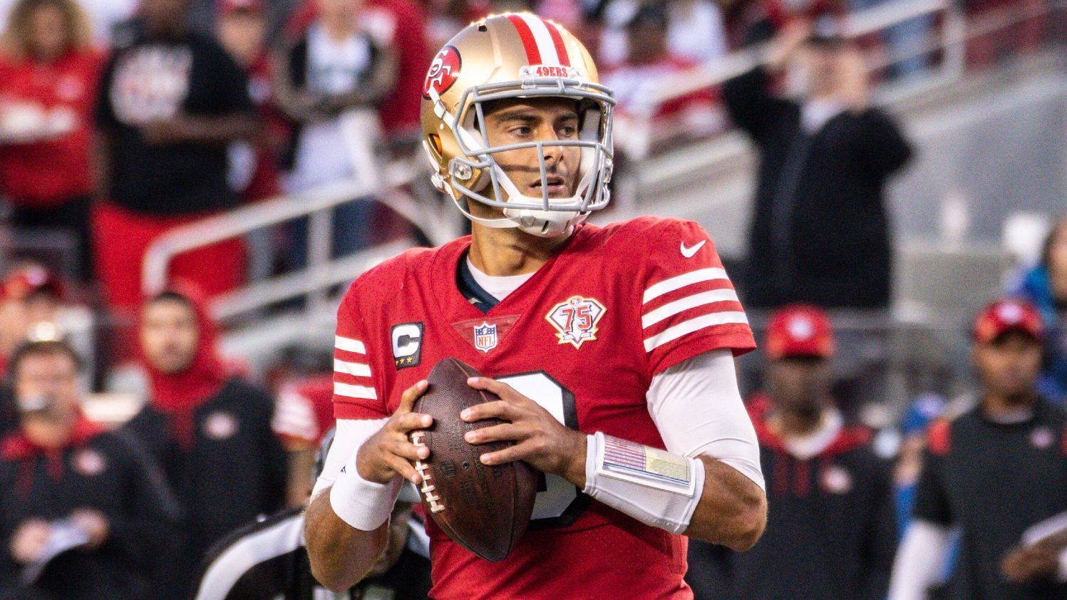 
                <strong>Jimmy Garoppolo (San Francisco 49ers) </strong><br>
                Vor der Saison betonten die Verantwortlichen der San Francisco 49ers, dass Jimmy Garoppolo trotz der Verpflichtung von Rookie-Quarterback Trey Lance der Starter bleiben wird. Lance sollte hinter "Jimmy G" lernen und dann in den kommenden Jahren das Zepter übernehmen. Aufgrund einer Verletzung von Garoppolo könnte die Wachablösung nun schon viel früher erfolgen. Schon gegen die Seahawks kam Lance für den verletzten Routinier ins Spiel und führte sein Team fast zum Comeback-Sieg. Gegen die Arizona Cardinals in Week 5 steht nun das erste Spiel als Starter an. Noch ist unklar, ob Garoppolo nach seiner Verletzung die Starter-Rolle zurückgewinnen kann. Falls nicht, könnte ein Team mit Bedarf auf der Position, die 49ers mit einem guten Angebot für Garoppolo aus der Reserve locken. 
              