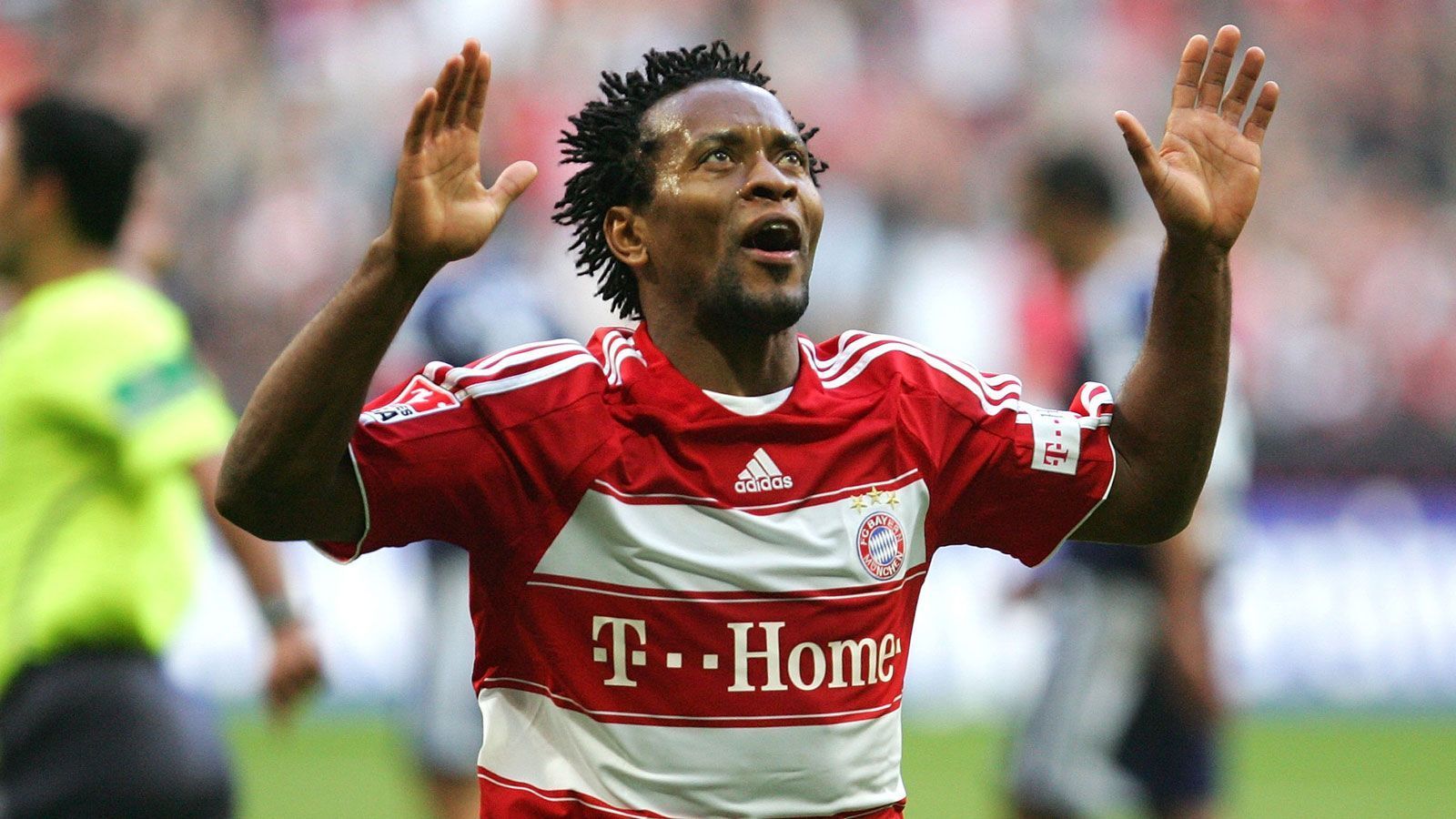 
                <strong>Ze Roberto</strong><br>
                Zwischen 2002 und 2006 gewann Ze Roberto mit den Bayern dreimal das Double. Weil sich Spieler und Klub danach nicht auf eine Vertragsverlängerung einigten, verließ der Brasilianer die Münchner ablösefrei in Richtung Uruguay zum Club Nacional, der die Transferrechte an ihm hatte. Nur ein Jahr später holten die Bayern den Publikumsliebling auf Leihbasis zurück. 2008 folgte ein weiteres Double. 2009 strebten sowohl der Mittelfeldspieler als auch die Bayern einen fixen Transfer an. Aufgrund unterschiedlicher Vorstellungen der beiden Parteien, kam erneut kein Deal zustande. Ze Roberto unterschrieb schließlich beim Hamburger SV.
              