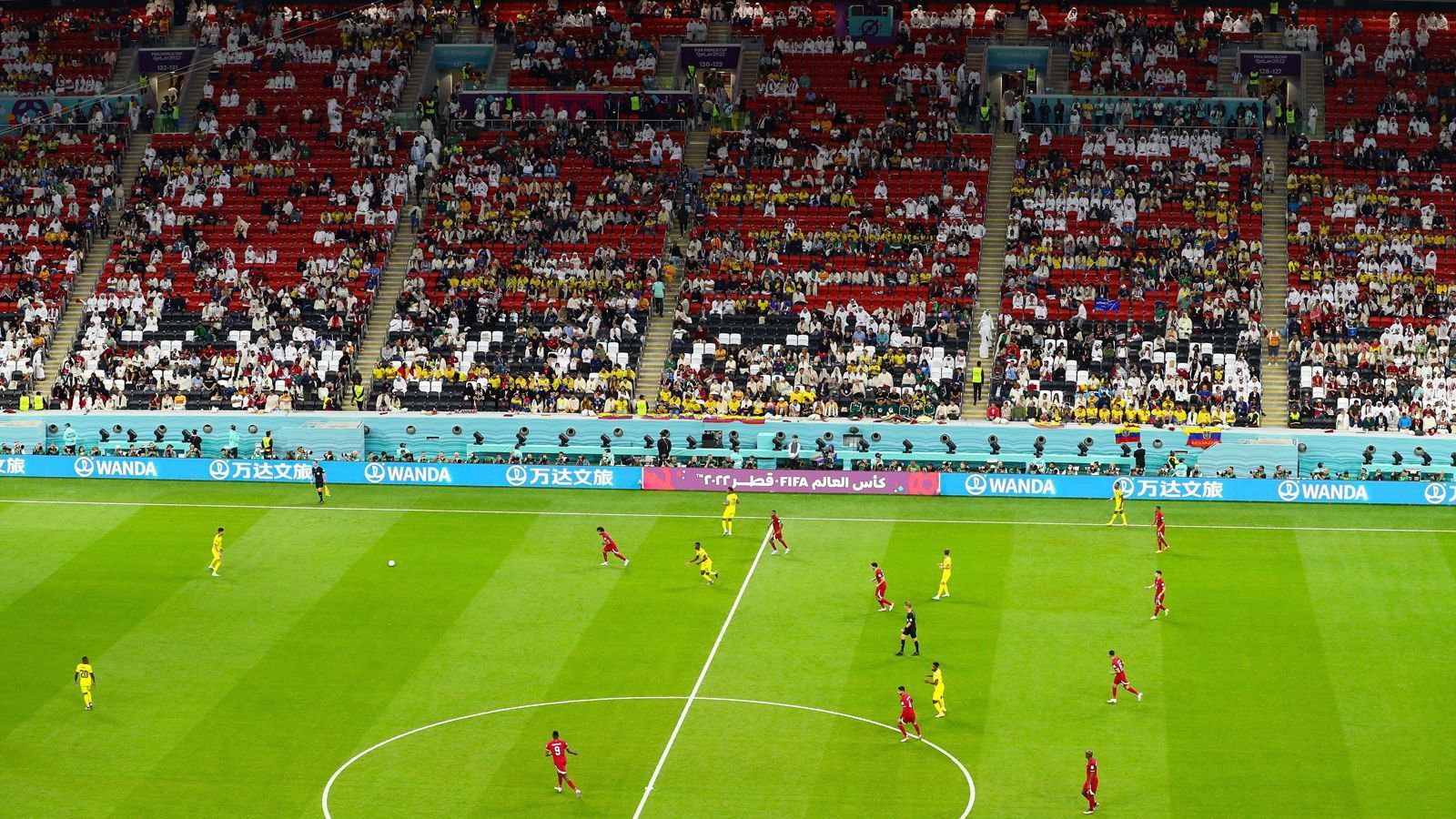 
                <strong>Leere Ränge während des Spiels</strong><br>
                Die Folge: leere Ränge im Stadion. Bei einem solchen Anblick werden Erinnerungen an Zuschauerrestriktionen aus Corona-Zeiten wieder wach.
              