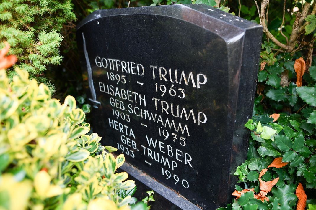 Ein Grabstein mit der Aufschrift "Gottfried Trump", "Elisabeth Trump" und "Herta Weber". Kallstadt war der Wohnort der Vorfahren von US-Präsident Trump.