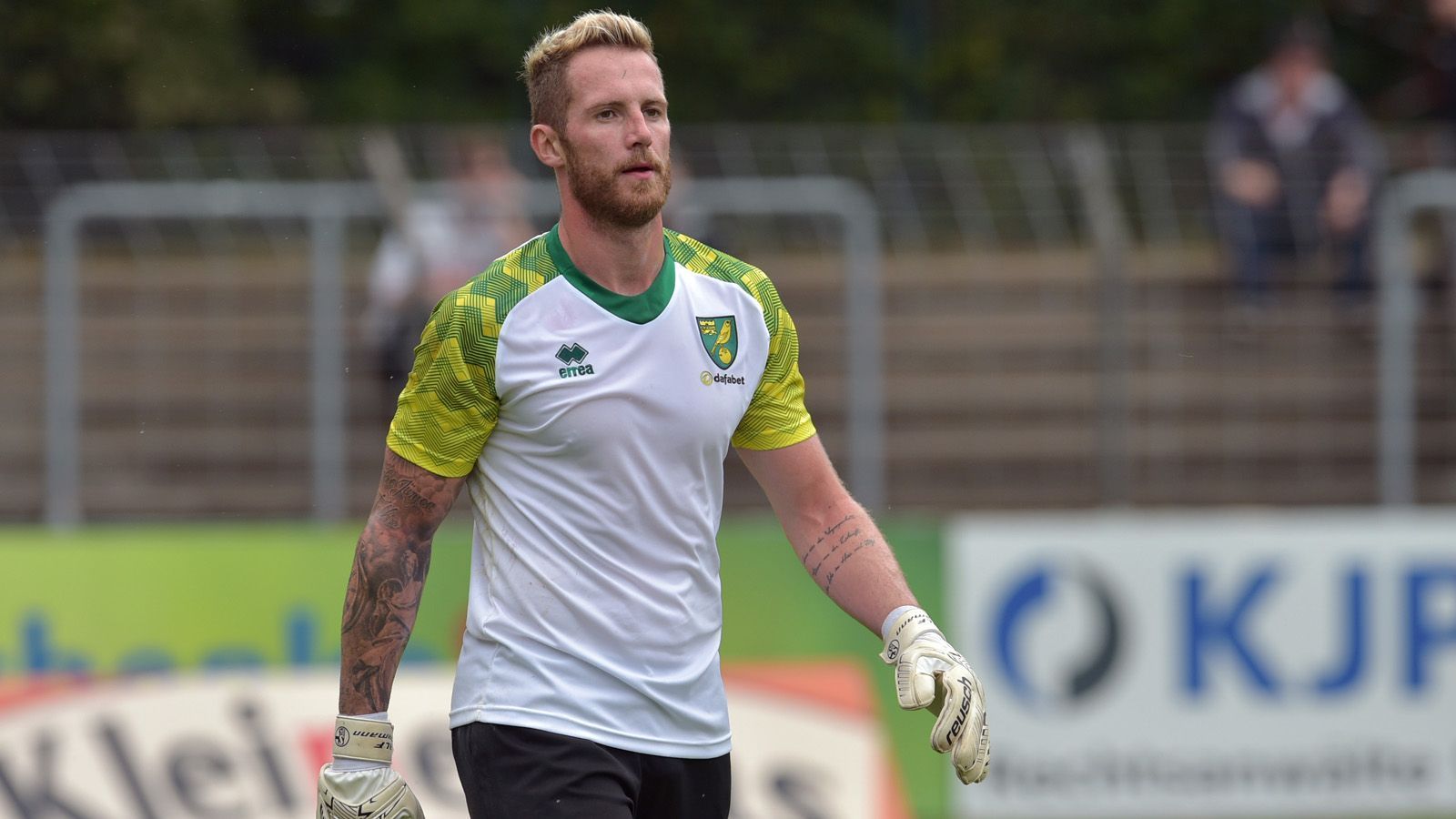 
                <strong>Ralf Fährmann (Norwich City, Premier League) </strong><br>
                Nach seiner Ausbootung bei Schalke 04 wurde der einstige Kapitän nach England verliehen, um bei Aufsteiger Norwich City Spielpraxis zu sammeln. Doch auch in England läuft es für den 31-Jährigen bislang nicht rund. Zu Saisonbeginn setzte der deutsche Trainer Daniel Farke auf Fährmanns Konkurrenten Tim Krul. "Er war in toller Form, doch hatte das Pech, dass Tim derart gut in die Saison gestartet ist", so der Norwich-Coach. Am 7. Spieltag durfte Fährmann dann erstmals von Beginn an ran. Doch das Premier-League-Debüt war schneller beendet als ihm lieb sein konnte. Nach 22 Minuten musste Fährmann mit Wadenproblemen, die ihn schon vor der Partie plagen, wieder vom Feld.
              