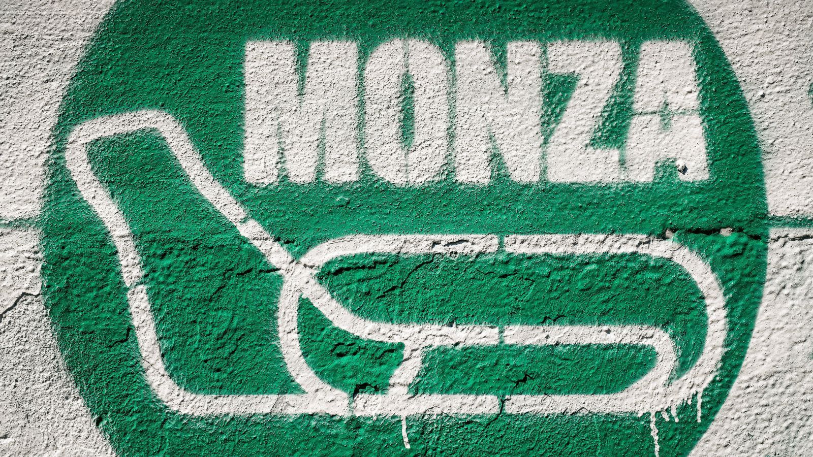 
                <strong>Monza (18.06. bis 20.06.) - Sauschnell, laut und idyllisch gelegen</strong><br>
                Monza (5,793 km), exakter der Autodromo Nazionale di Monza, ist nicht nur eine der berühmtesten Rennstrecken der Welt, sondern auch die drittälteste überhaupt und dient unter anderem der Formel-1 als Zuhause für den Großen Preis von Italien. Idyllisch gelegen im königlichen Park nahe Mailand ist es mit besagter Idylle allerdings rasch vorbei, wenn der Rennzirkus hier aufschlägt. Monza gilt als schnellste – und wenn man die Anwohner fragt – auch als lauteste Rennstrecke weltweit. Genau richtig für die neue DTM also, die manch einer schon als schnellste GT3-Rennserie weltweit preist.
              