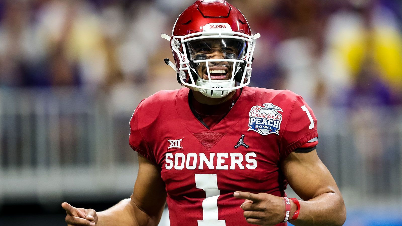 
                <strong>Jalen Hurts (Draft)</strong><br>
                Interessant könnte auch Jalen Hurts werden. Der Quarterback der Oklahoma Sooners musste sich bei der Vergabe der Heisman Trophy nur Joe Burrow, dem mutmaßlichen First-Overall-Pick, geschlagen geben. An dessen LSU scheiterte das Hurts-Team im College-Playoff-Halbfinale. Hurts gilt als guter Läufer, jedoch mit Schwächen beim Passspiel. Auch der bisherige Playmaker der "OU" soll US-Experten zufolge erst in der dritten Draft-Runde vergeben werden.
              