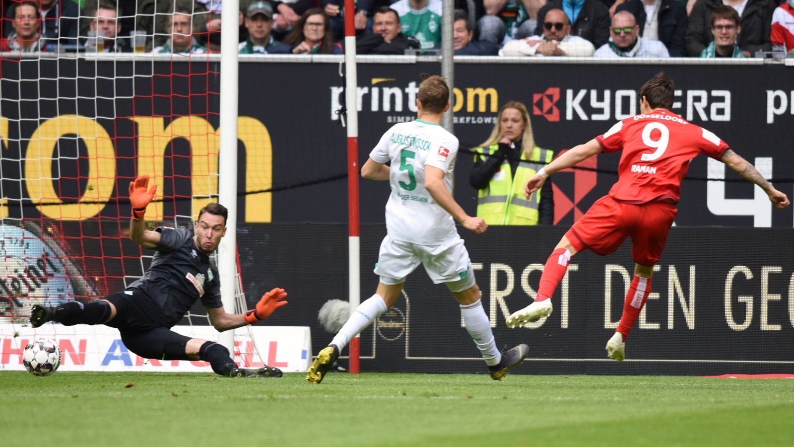 
                <strong>Blitz-Tor: Düsseldorfs Raman stellt Bundesliga-Rekord auf</strong><br>
                Düsseldorfs Benito Raman (re.) leitete mit seinem Treffer zum 1:0 für die Fortuna gegen Werder Bremen schon in der allerersten Minute den späteren 4:1-Erfolg des Aufsteigers ein. Mit seinem Blitztor schaffte es er bzw. die Saison 2018/19 auch gleichzeitig in die Bundesliga-Geschichtsbücher. Denn noch nie zuvor wurden so viele Treffer im Laufe einer Bundesliga-Spielzeit in der ersten Minute erzielt. Ramans Blitztor war das zehnte in der laufenden Saison innerhalb der ersten 60 Sekunden einer Bundesliga-Begegnung. (Quelle: optafranz/twitter)
              