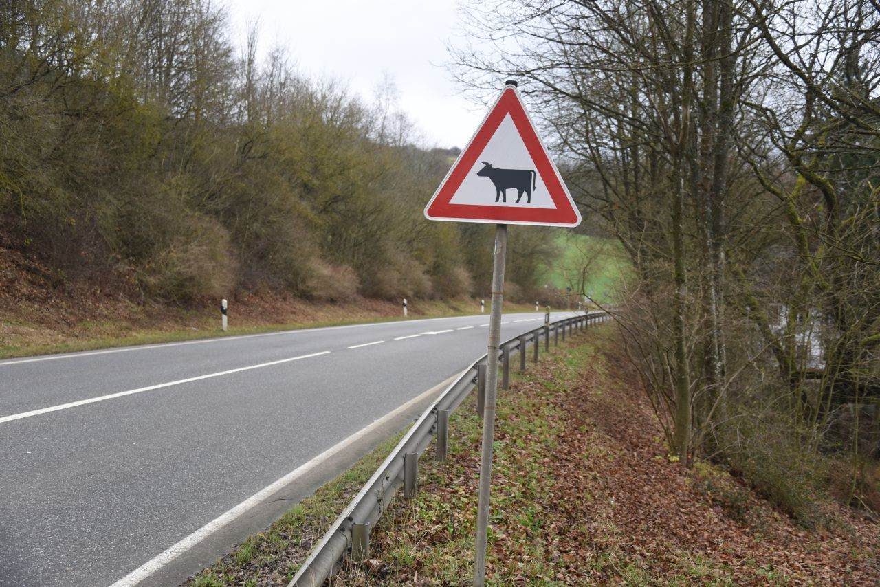 Abgeschafft: Warnschild für Tiere und Viehtrieb.