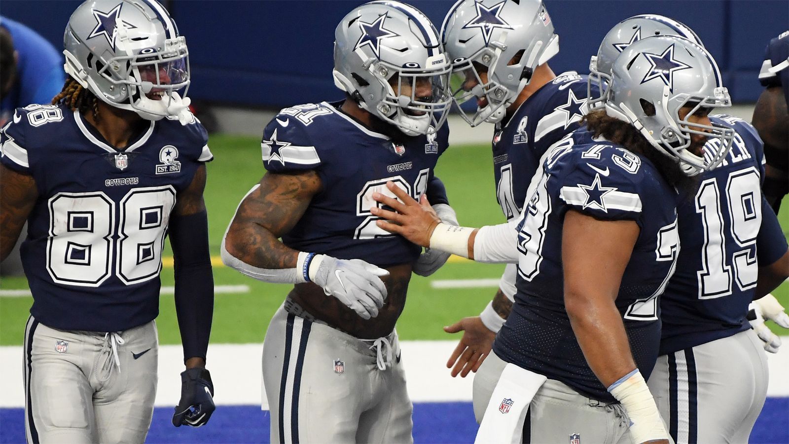 
                <strong>Cowboys zum dritten Mal dabei - So schlugen sich die Hard-Knocks-Teams im Jahr darauf</strong><br>
                Bereits zum dritten Mal werden die Dallas Cowboys während ihrer Saisonvorbereitung von der Doku-Serie Hard Knocks begleitet. Rund um "America's Team" sind die Storylines für gewöhnlich gespickt mit Drama, die Erwartungen enorm hoch. Natürlich vereint sie das mit den anderen 13 Teams, die bereits von Hard Knocks begleitet wurden. Doch wie lief es eigentlich im Jahr darauf? Wer konnte den Ansprüchen gerecht werden? ran wirft einen Blick in die Vergangenheit. 
              