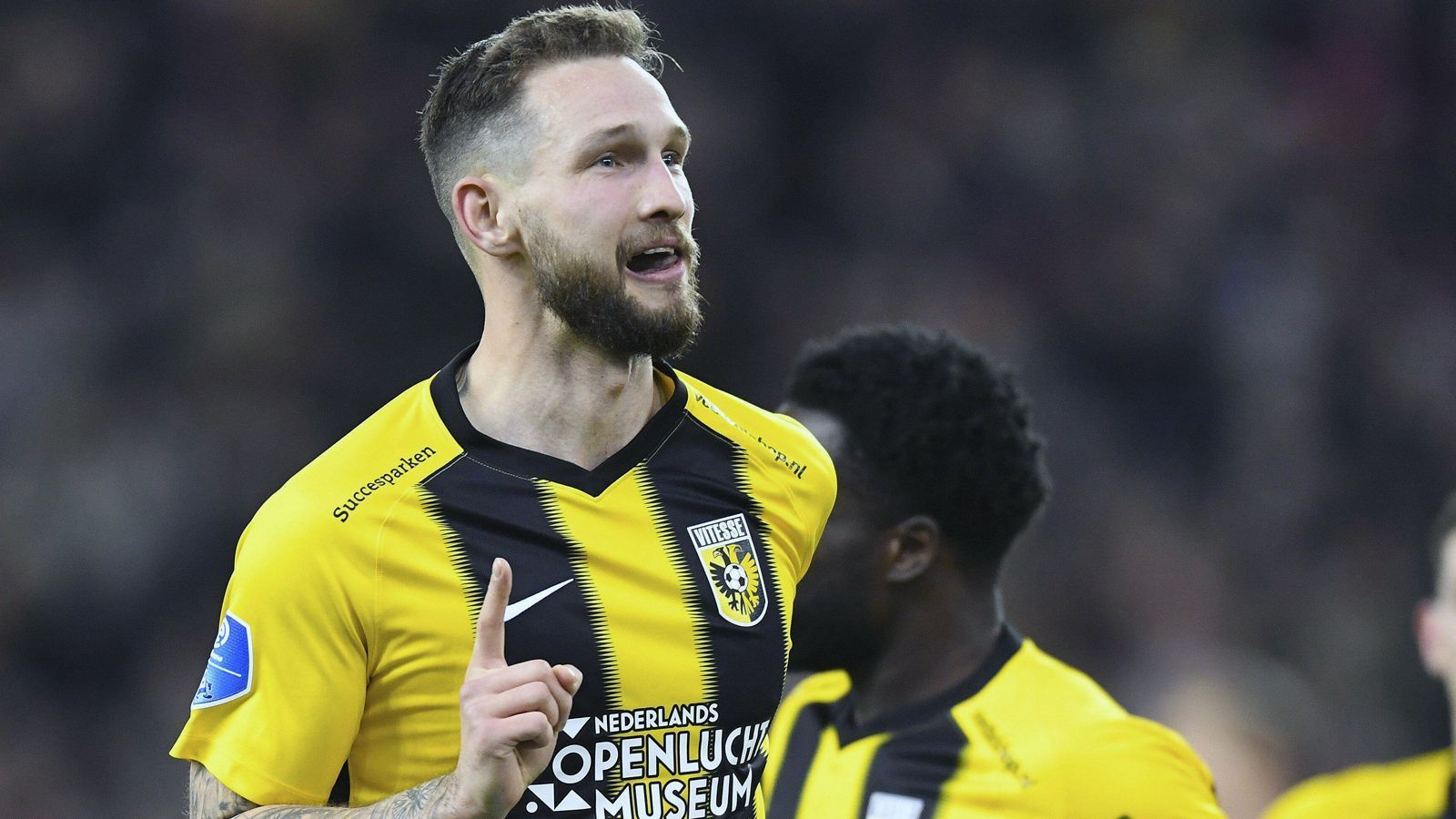 
                <strong>Tim Matavz (früher Augsburg, jetzt Al-Wahda FC Abu Dhabi)</strong><br>
                Im Sommer 2014 holte der FC Augsburg mit Tim Matavz einen vermeintlichen, neuen Star für das Sturmzentrum. Dafür sollen angeblich für den FCA üppige vier Millionen Euro Ablöse an die PSV Eindhoven geflossen sein. Wirklich gelohnt hat sich die Investition jedoch nicht, denn der Slowene erzielte in 34 Pflichtspielen gerade einmal drei Treffer für die Fuggerstädter. Nach Leihen zu CFC Genua und Nürnberg trennten sich die Wege im Sommer 2017 endgültig. Der heute 31-Jährige kehrte in die ihm vertraute niederländische Eredivisie zurück. Und bei Vitesse Arnheim lief es dann auch auf Anhieb wieder richtig gut. So brachte es der Nationalspieler in 90 Begegnungen für Vitesse auf 41 Treffer. Seit Juli 2020 ist Matavz aber nicht mehr bei den Arnheimern unter Vertrag, sondern wechselte zuletzt ablösefrei zum Al-Wahda FC Abu Dhabi.
              