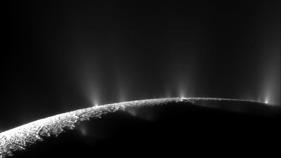 Weil die Schwerkraft der Gasplaneten die Eismonde durchkneten, schießen an den Polen oft Eis-Fontänen ins All wie hier auf Saturns Eismond Enceladus. Gibt es die auch auf Europa?