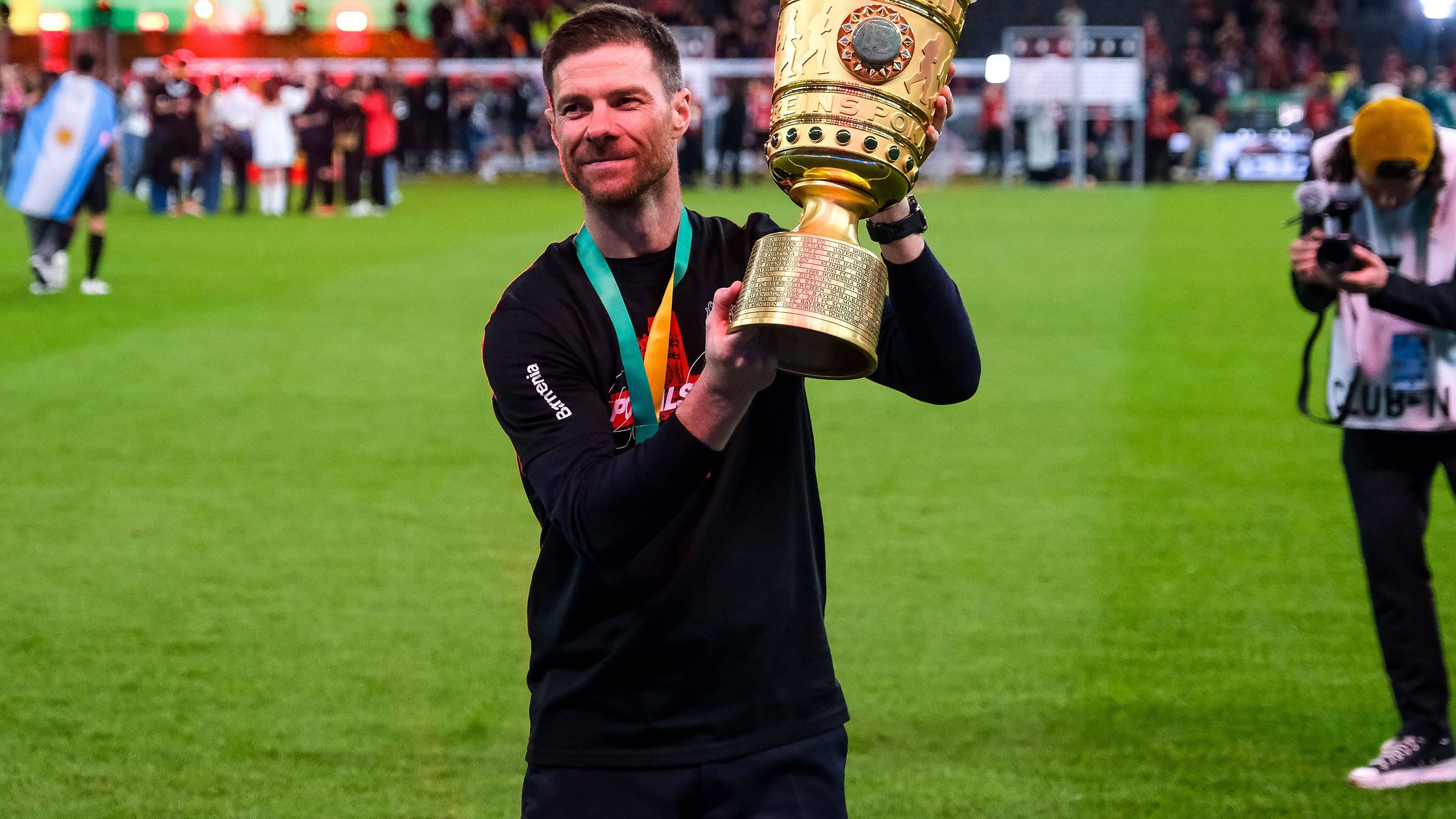 <strong>Xabi Alonso</strong><br>Bleibt der Vater des Erfolgs unterm Bayer-Kreuz? Zumindest in Bezug auf diesen Sommer kann die Frage mit einem “Ja“ beantwortet werden. Eine ganz lange Ära des bis 2026 gebundenen Coaches ist jedoch unwahrscheinlich. Dazu sind zu viele Top-Vereine wie seine Ex-Klubs FC Bayern München, Real Madrid und FC Liverpool bereits auf seine Qualitäten aufmerksam geworden.