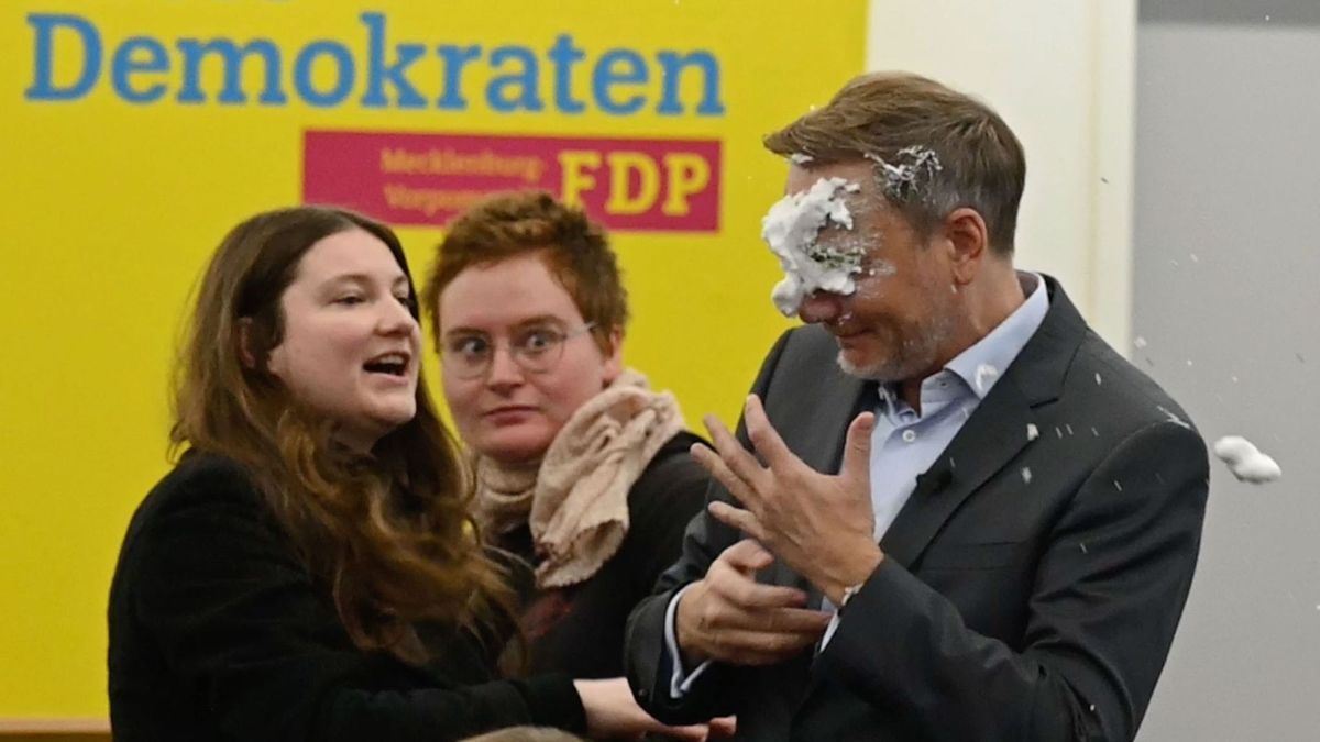 Lindner bei Auftritt mit Schaum beworfen