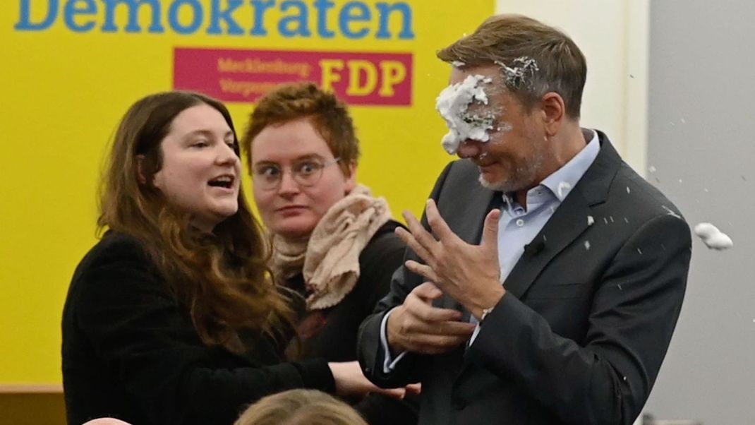 Mit einem Schaum-Angriff auf den FDP-Chef Lindner hatte eine Linke-Lokalpolitikerin am Donnerstag (9. Januar) für Empörung gesorgt.