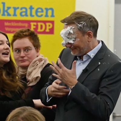 Lindner bei Auftritt mit Schaum beworfen