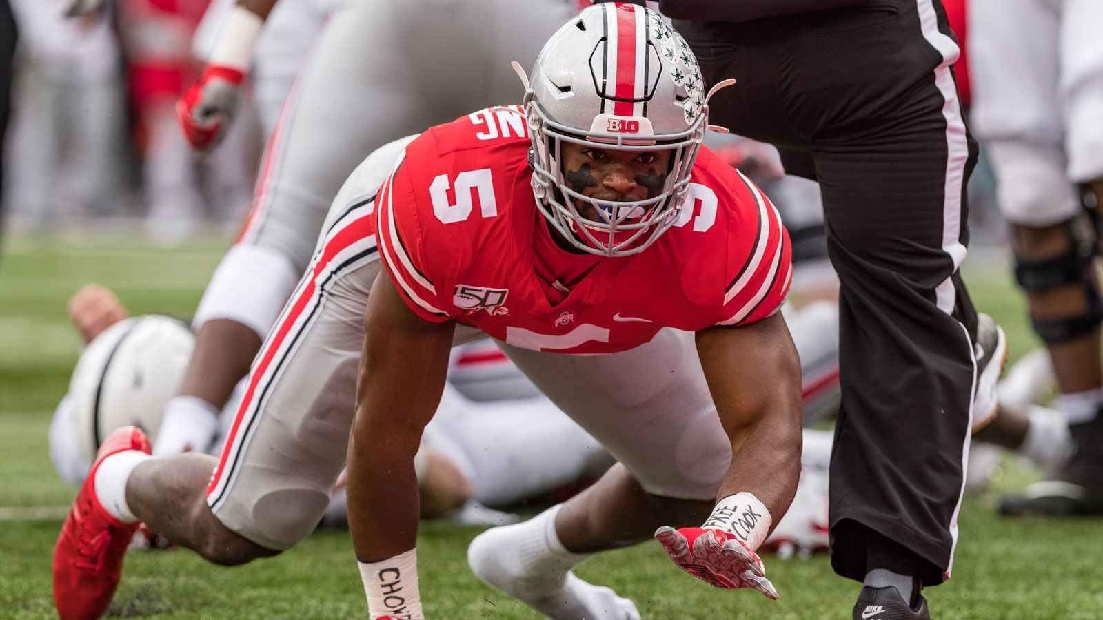 
                <strong>30. Pick - Buffalo Bills: Baron Browning (OLB, Ohio State)</strong><br>
                Die Buffalo Bills sind insgesamt ein sehr komplettes Team und gefühlt ein bis zwei Volltreffer im Draft davon entfernt, ein wirklicher Contender um den Super Bowl zu werden. Einer davon könnte Linebacker Baron Browning sein, weil er gerade in Kombination mit Tremaine Edmunds im Zentrum der Defense eine ähnlich herausragende Rolle wie an der Ohio State spielen könnte. Hier überzeugte er meist als einer von zwei Inside Linebackern mit guter Spielübersicht, sicheren Tackles und dem nötigen Zug zum Mann.
              