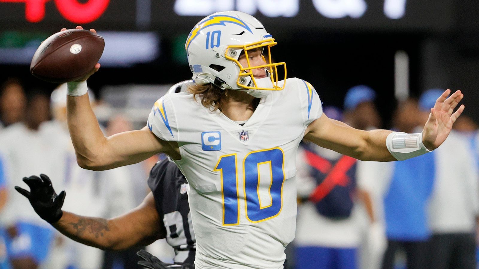 
                <strong>8. Justin Herbert</strong><br>
                &#x2022; Team: Los Angeles Chargers<br>&#x2022; Position: Quarterback<br>&#x2022; seit 2020 in der NFL<br>&#x2022; seit 2020 im Team<br>
              