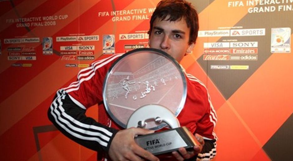 
                <strong>Alfonso Ramos (2008)</strong><br>
                Nachdem der FIWC ein Jahr pausiert hatte, versammelten sich 2008 die Virtuosen am Controller in der deutschen Hauptstadt. Der Sieg ging verdientermaßen an Alfonso Ramos. Im gesamten Turnierverlauf gab der Spanier nur ein Spiel ab.
              