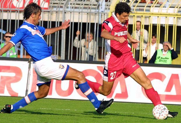 
                <strong>Serie A: Dario Hubner (35 Jahre, 7 Tage)</strong><br>
                Tonis Vorgänger war Dario Hubner. Mit satten 35 Jahren und sieben Tagen entscheidet Piacenzas Stürmer 2002 die Torjäger-Wertung der Serie A für sich. Allerdings muss er sich den Titel mit Juves David Trezeguet teilen.
              