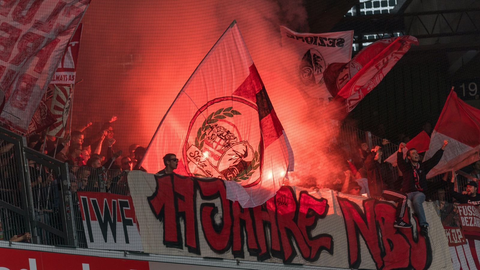 
                <strong>Platz 15 - SC Freiburg</strong><br>
                Strafzahlung an den DFB in der Saison 2017/18: 11.000 Euro
              