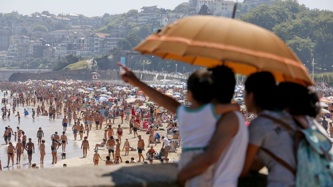 Spanien steht in diesem Sommer vor einem neuen Tourist:innenrekord. Das erfreut allerdings nicht jeden. 