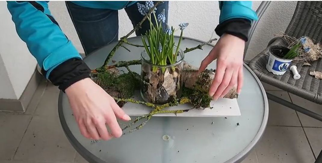 Auch um das Glas herum wird dekoriert. Die Platte erinnert dabei an den Waldboden.