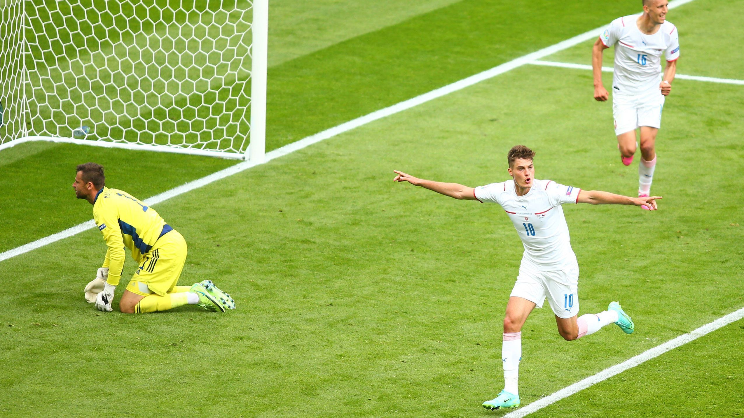 
                <strong>Tschechien geht in Führung - Schick zum Ersten</strong><br>
                Kurz vor der Halbzeit gingen die Tschechen dann in Führung. Mittelstürmer Schick traf mit einem sehenswerten Kopfball ins lange Eck zum 1:0 für das Team von Jaroslav Silhavy.
              