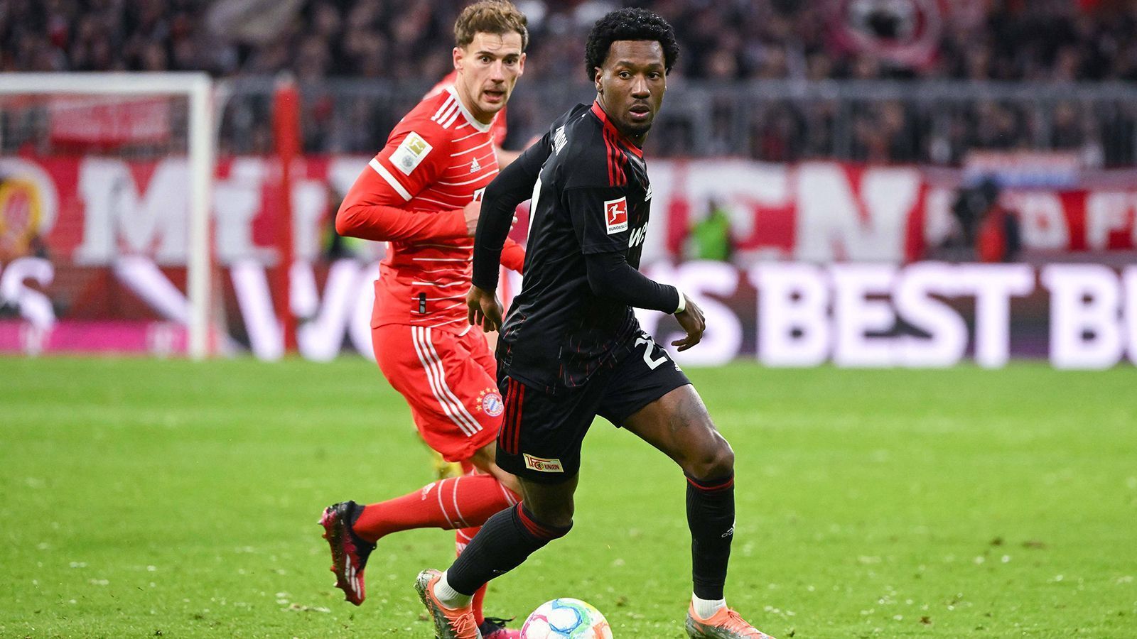 
                <strong>Sheraldo Becker (Union Berlin)</strong><br>
                Der Offensivstar der Unioner bekommt nur recht wenige Bälle, weil sein Team phasenweise extrem unterlegen ist. Das ändert sich auch nicht dadurch, dass Sheraldo Becker öfter mal auf die Flügel ausweicht. Nach gut einer Stunde hat er das 1:3 aus Union-Sicht auf dem Fuß, schießt aber drüber. ran-Note: 4
              