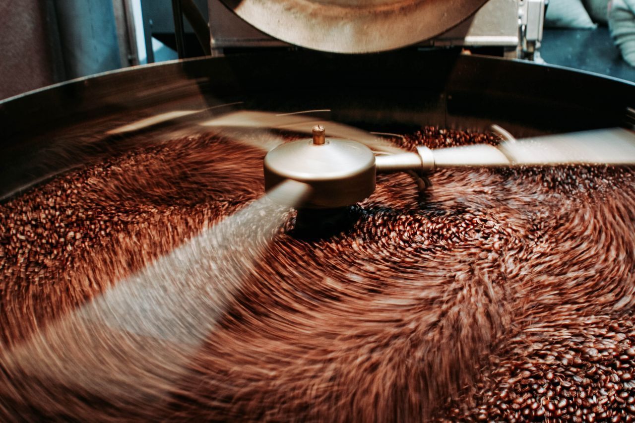 Typisch braun und aromatisch werden Kaffeebohnen durch die Röstung. Die ist eine wahre Wissenschaft - jede Bohnenart braucht einen anderen Röstgrad. Auch die Röstdauer variiert.