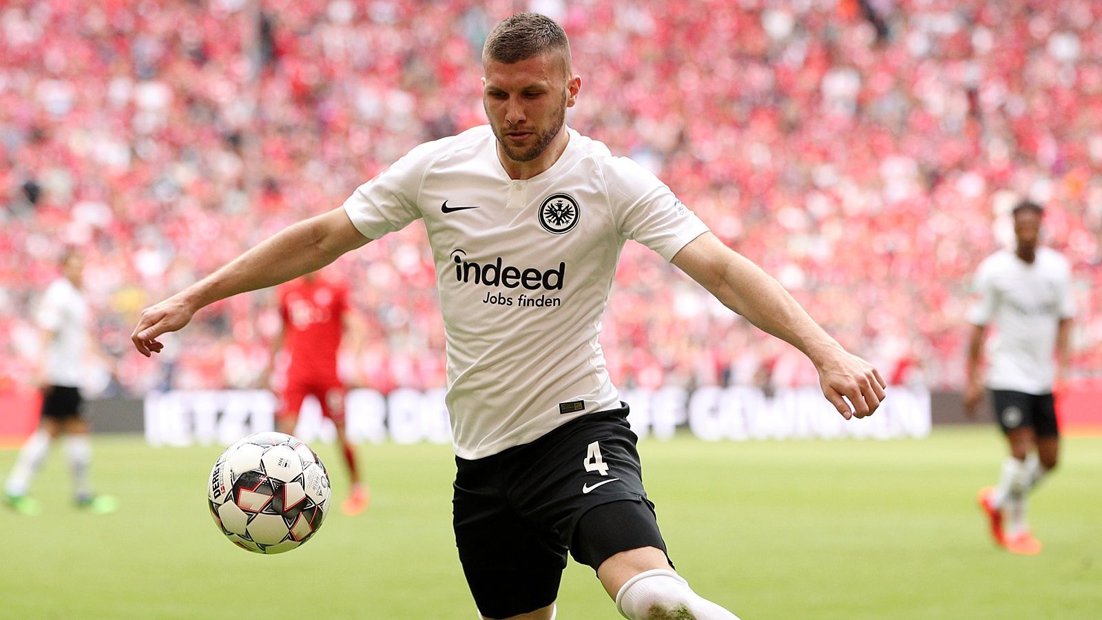 
                <strong>Ante Rebic</strong><br>
                Deutlich billiger zu haben wäre Ante Rebic, sein Marktwert pendelt sich bei 35 Millionen Euro ein. Den Frankfurter Stürmer zeichnen große Dynamik und Wucht aus, er hat zudem schon einmal mit Bayern-Trainer Niko Kovac zusammen gearbeitet. Doch laut "Kicker" haben die Bayern die Idee verworfen, den kroatische Nationalspieler zu verpflichten. Vielleicht überlegen es sich die Bayern-Boss aber noch anders, wenn sie den Wunschpreis von Man City für Sane erfahren. 
              