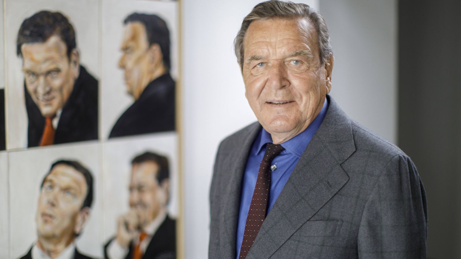 
                <strong>Gerhard Schröder ist Kanzler</strong><br>
                Im Jahr 2003 war die heutige Kanzlerin Angela Merkel noch relativ weit weg von Regierungsverantwortung. Der damalige Kanzler hieß Gerhard Schröder. Seine Rot-Grüne Regierung endete zwei Jahre später, Angela Merkel ist noch bis September 2021 Regierungschefin in Deutschland.
              