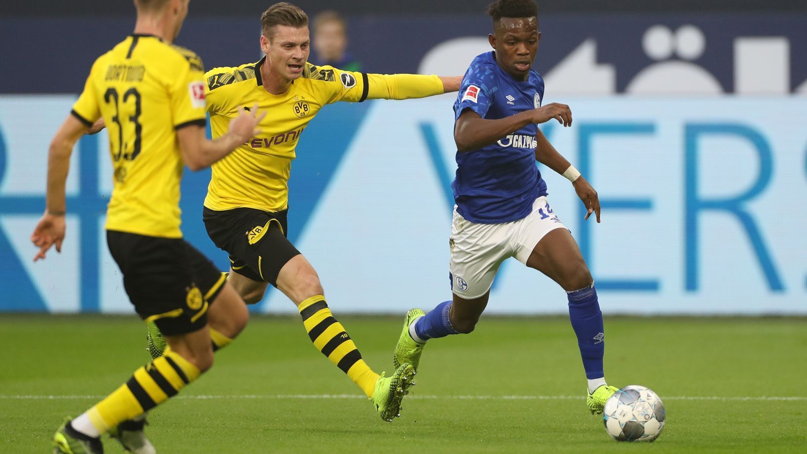 
                <strong>Rabbi Matondo (Schalke 04)</strong><br>
                Emsig, aber am Ende fahrlässig: Matondo stört den BVB oft schon beim Spielaufbau und lauert immer auf den steilen Pass. Vor dem Tor aber katastrophal: Erst lässt er eine Großchance in aussichtsreicher Position zu zögerlich liegen, dann scheitert er im Eins-gegen-Eins gleich zweimal an Hitz. Zwar geht beide Male im Nachhinein die Fahne hoch.  Doch beide Male ist es ein Fall für eine VAR-Entscheidung. In der 69. Minute eine weitere Abschlusschance, doch Matondo jagt den Schuss in die Nordkurve. Muss in der 80. Minute raus. ran.de-Note: 
              