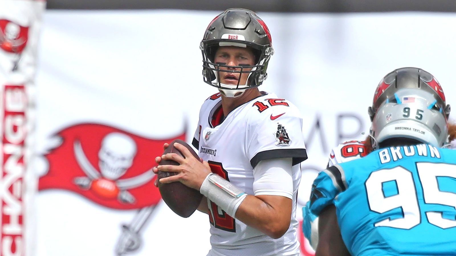 
                <strong>Platz 6: Tom Brady (Tampa Bay Buccaneers)</strong><br>
                - Quote: +25000 (bei 100 Dollar Einsatz und gewonnener Wette gibt es 25000 Dollar raus) -- Position: Quarterback
              