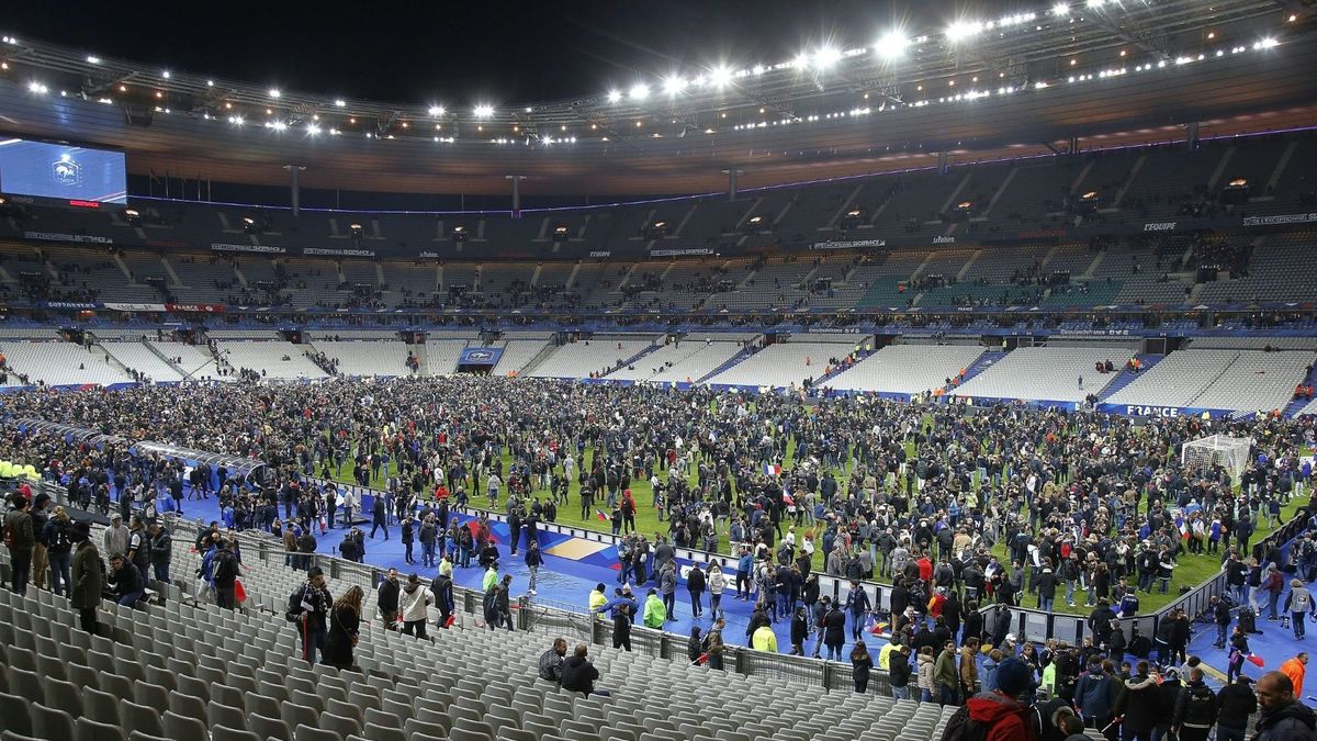 Zahlreiche Fans flüchteten nach dem Spiel auf den Rasen
