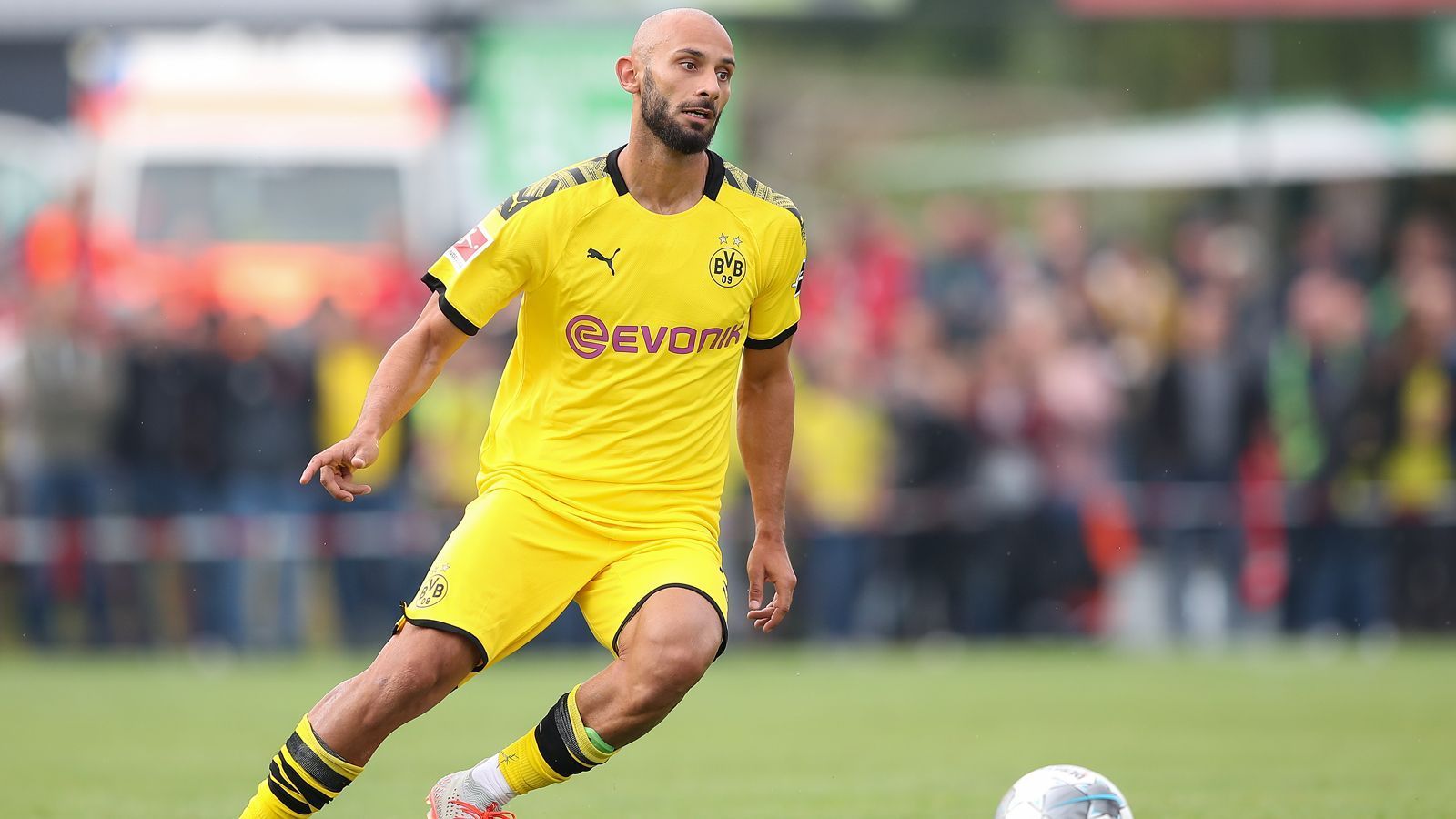 
                <strong>Ömer Toprak (SV Werder Bremen)</strong><br>
                Jetzt ist es also fix: Ömer Toprak verlässt Borussia Dortmund und schließt sich ab sofort dem SV Werder Bremen an. Die Norddeutschen leihen den 27-fachen türkischen Nationalspieler für ein Jahr vom BVB aus. Auf der Werder-Homepage heißt es zudem, dass sich "mit hoher Wahrscheinlichkeit eine Kaufverpflichtung für Bremen" ergeben wird. "Ömer ist ein schneller Innenverteidiger, der seit Jahren auf höchstem Niveau gespielt hat. Wir sind sehr froh, dass er sich für uns entschieden hat. Er hat zuletzt im Supercup gegen die Bayern noch eine sehr starke Partie gespielt und kann uns direkt weiterhelfen", wird Cheftrainer Florian Kohfeldt in einer Pressemitteilung zitiert. Toprak absolvierte bislang 227 Bundesliga-Spiele für den SC Freiburg, Bayer Leverkusen und eben Borussia Dortmund, wo er keine sportliche Zukunft mehr hatte.
              