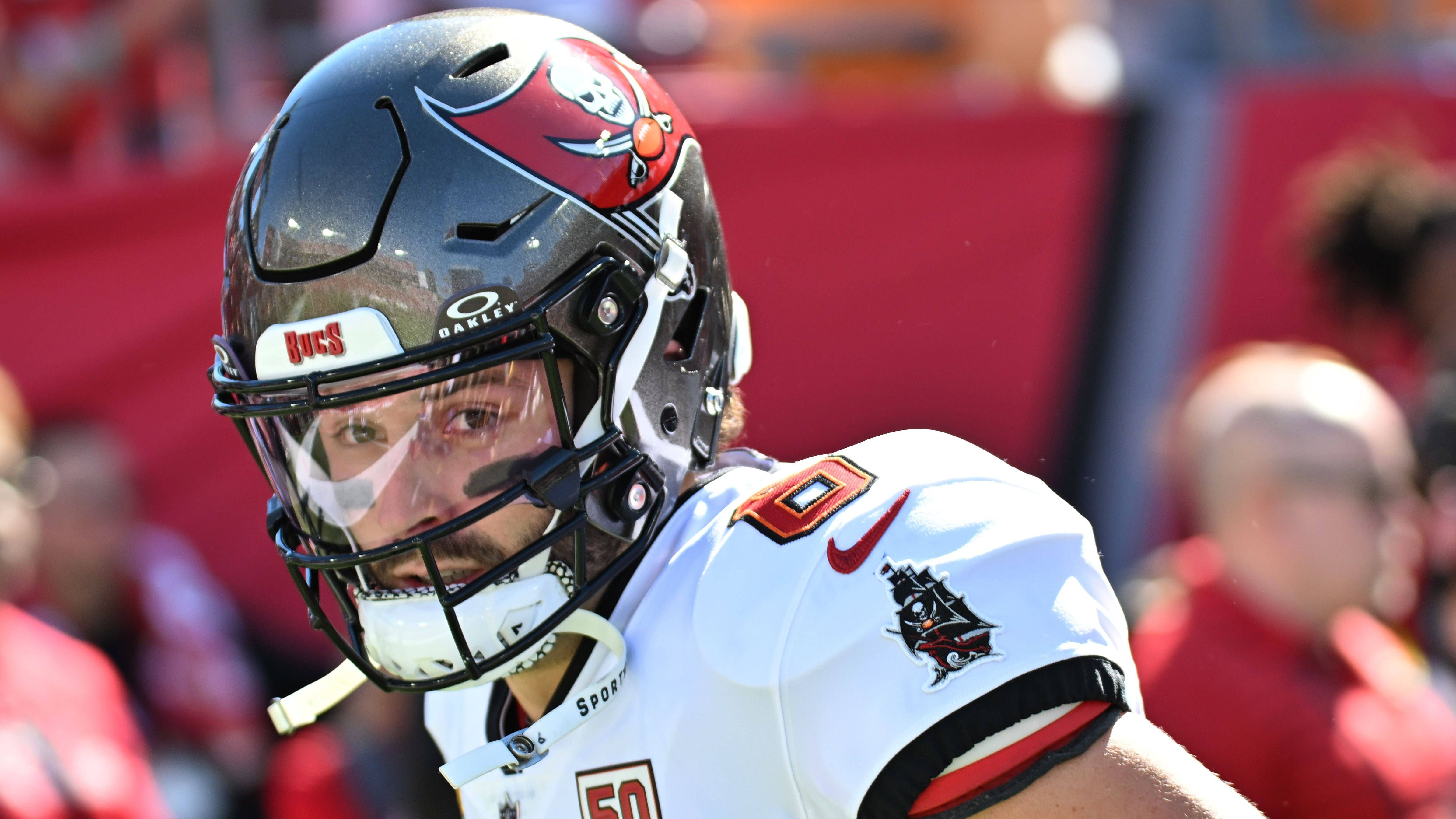 <strong>Platz 1: Tampa Bay Buccaneers (Vorher: 3)<br></strong>Besser sind aktuell nur die Tampa Bay Buccaneers mit Baker Mayfield, der gegen die 49ers erneut bewies, warum er im MVP-Rennen derzeit ganz vorne auftaucht. Trotz zahlreicher Ausfälle läuft die offensive Maschine, wenngleich der Ausfall von Emeka Egbuka zumindest mal für ein paar Spiele wehtun wird. Das kommende Spiel gegen die Lions dürfte Antworten geben, ob es diese Saison wirklich richtig weit gehen kann.