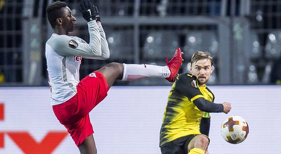 
                <strong>Marcel Schmelzer</strong><br>
                Der Kapitän hat in der Defensive alle Hände voll zu tun, offensiv läuft nicht viel zusammen. Bei Salzburgs Doppelchance vor der Pause rettet er stark für den schon geschlagenen Bürki gegen Dabbur. Allerdings leitet er mit einem Fehlpass im Mittelfeld das 0:2 ein. ran-Note: 4
              